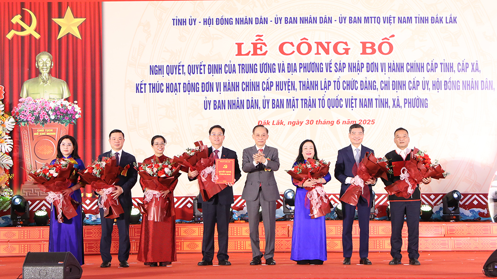 Đồng chí Lê Hoài Trung - Bí thư Trung ương Đảng, Chánh Văn phòng Trung ương Đảng trao Quyết định thành lập Đảng bộ tỉnh Đắk Lắk.